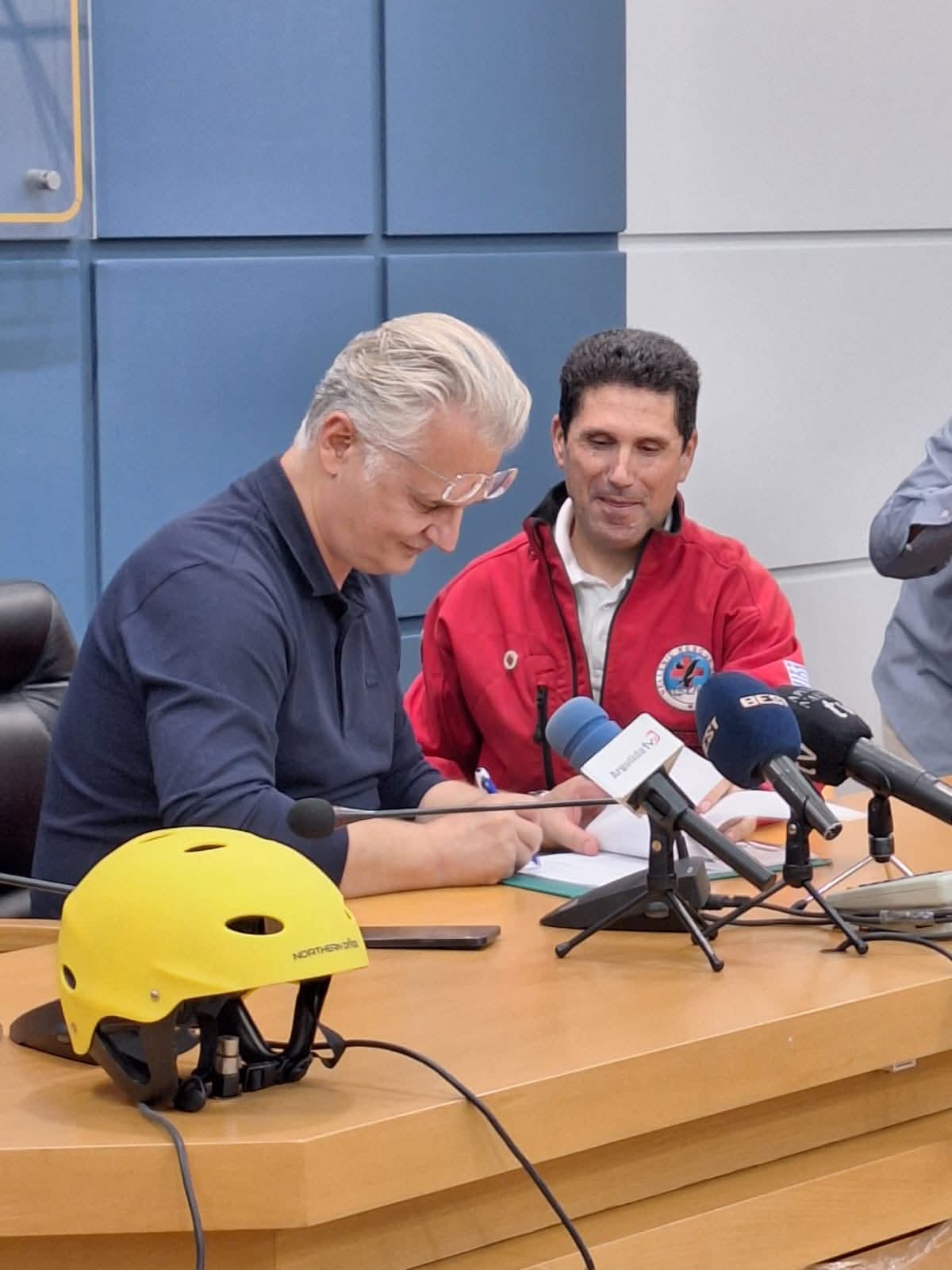 Η ΠΕΡΙΦΕΡΕΙΑ ΕΜΠΡΑΚΤΑ ΔΙΠΛΑ ΣΤΟΥΣ ΔΙΑΣΩΣΤΕΣ ΤΗΣ ΕΛΛΗΝΙΚΗΣ ΟΜΑΔΑΣ ΔΙΑΣΩΣΗΣ ΠΑΡΑΡΤΗΜΑΤΟΣ ΑΡΓΟΛΙΔΑΣ ΠΑΡΑΔΙΔΟΝΤΑΣ ΔΙΑΣΩΣΤΙΚΟ&nbsp;ΕΞΟΠΛΙΣΜΟ