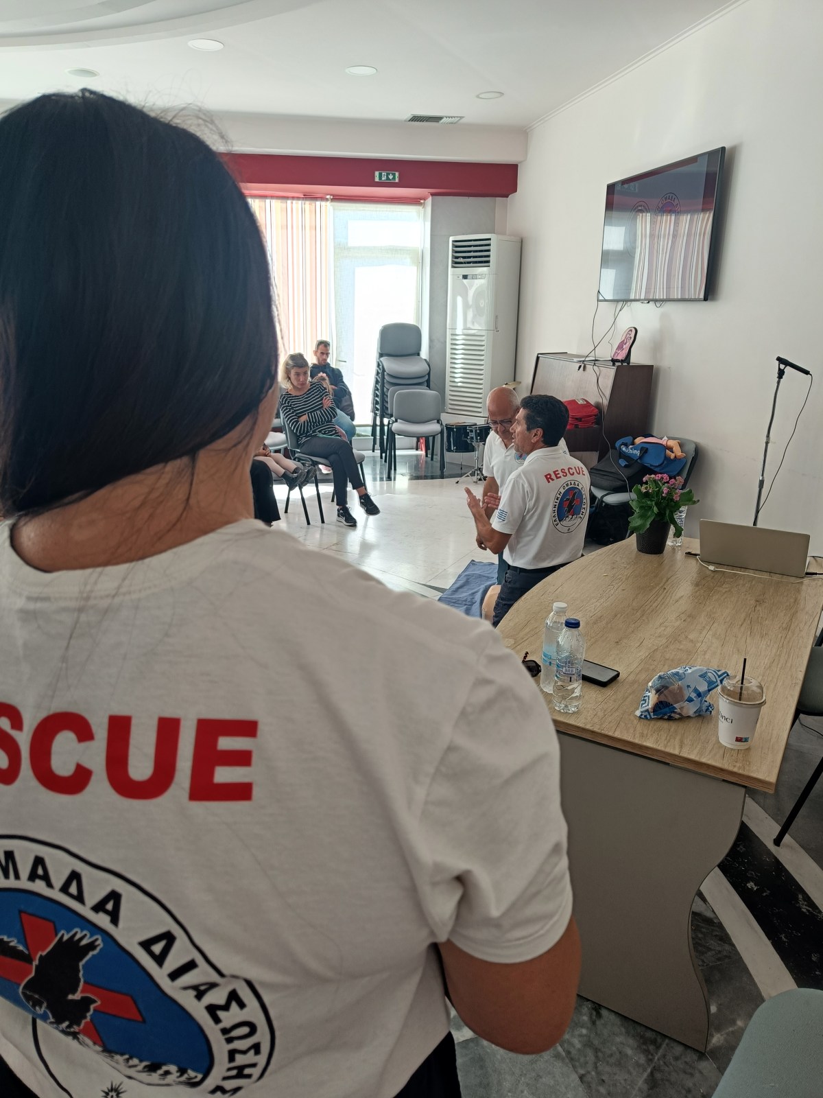 Η ΟΜΑΔΑ ΣΥΝΕΧΙΖΕΙ ΣΥΝΕΧΙΖΕΙ ΤΗ ΔΡΑΣΗ ΤΗΣ ΜΕ ΣΕΜΙΝΑΡΙΑ ΠΡΩΤΩΝ&nbsp;ΒΟΗΘΕΙΩΝ.